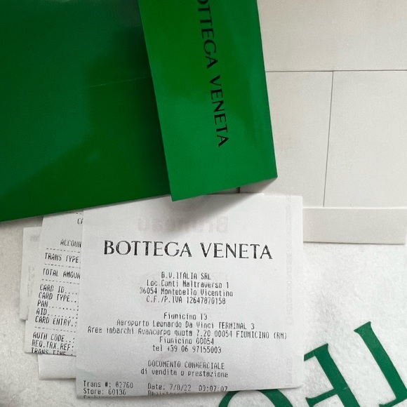 AUTH Bottega Veneta *classic size* cassette great condition - Picture 5 of 11